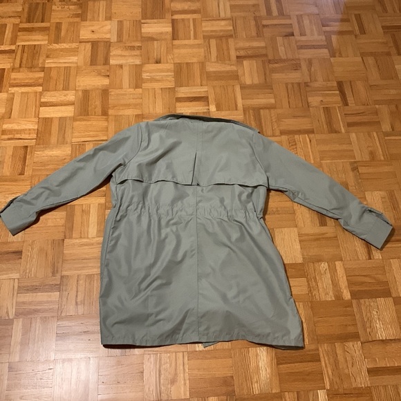 New trench jacket never worn. Great for rainy days - Picture 2 of 3
